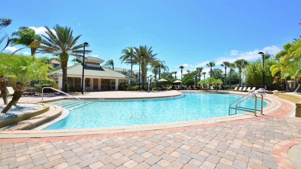 Penthouse Next To Convention Center & Universal 3 Bedroom Condo by RedAwning