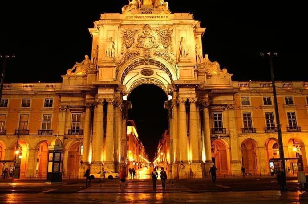 Modern 2-bed Apartment - Heart of Downtown Lisbon