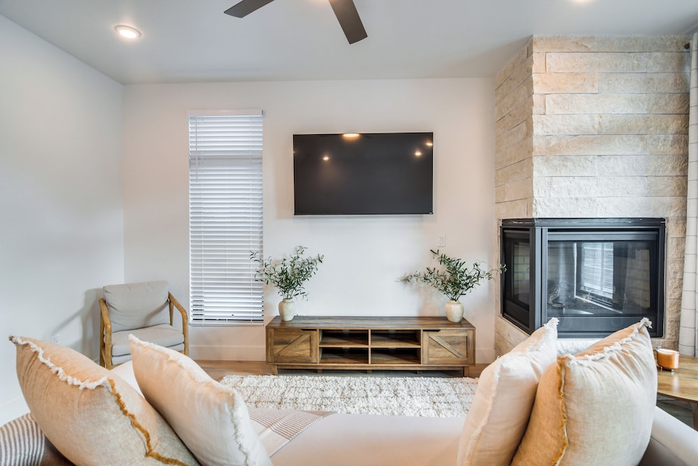 3 Mi to Lake Dillon: Condo Near Shops & Eats!