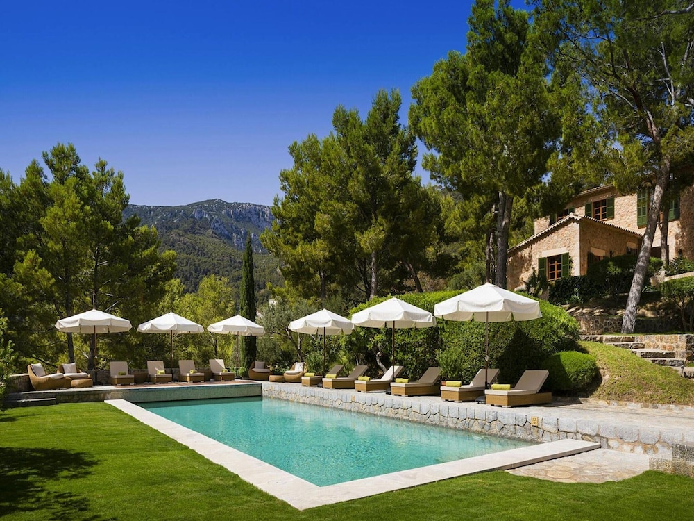 Elegant Villa With Communal Space