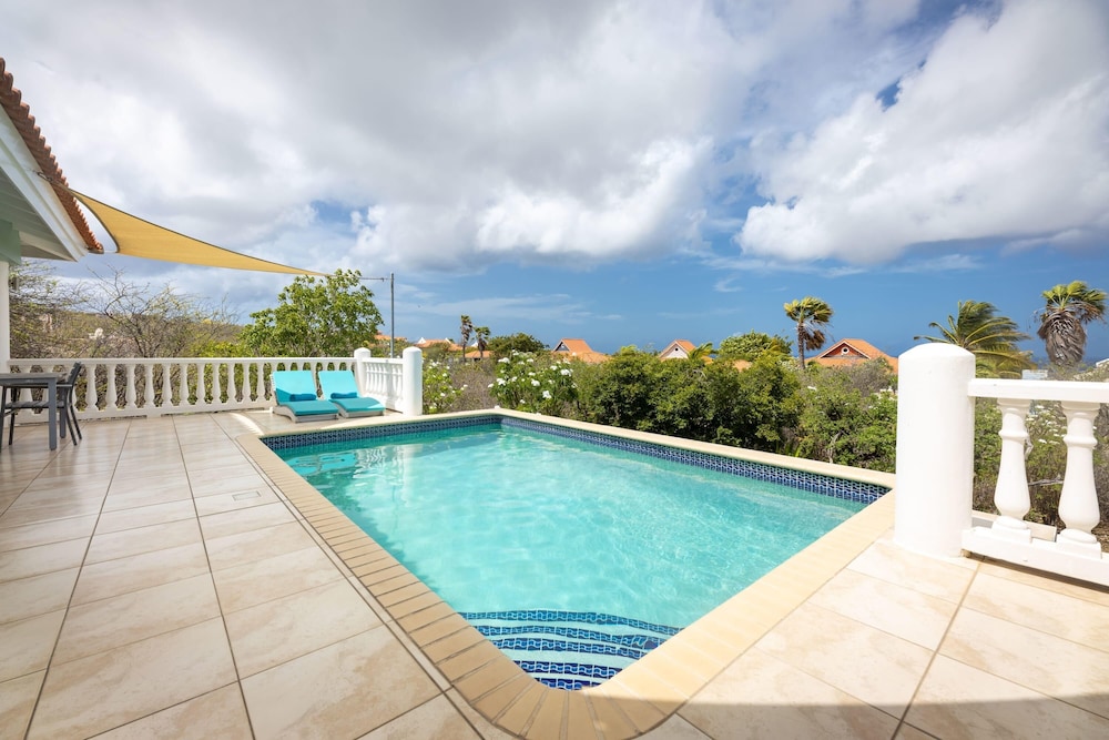 Tropical Paradise Bliss Villa at Coral Estate