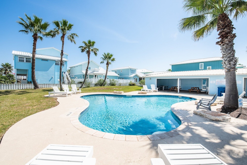 Beach Front Baby Ocean Views, Golf Cart & Pet Friendly!
