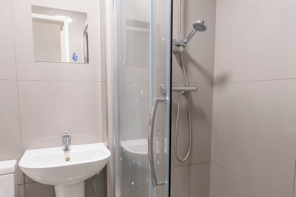 D'luxe 5-bed House - Sleeps 12 & Private Parking