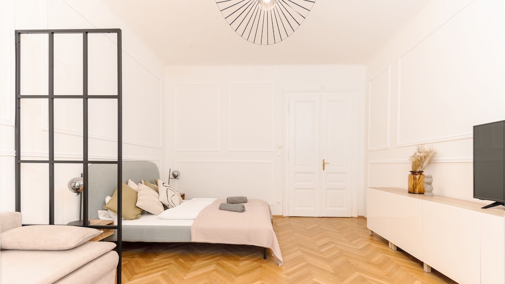 City Apartment - 5 min to Metro