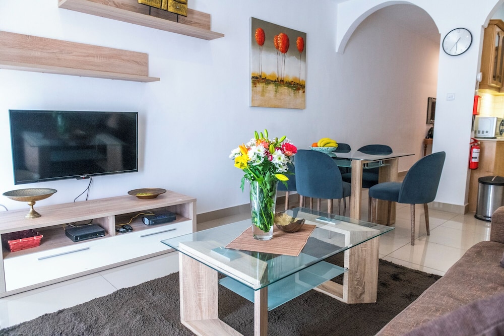 Cosy APT in Sliema- 2 mins walk from sea