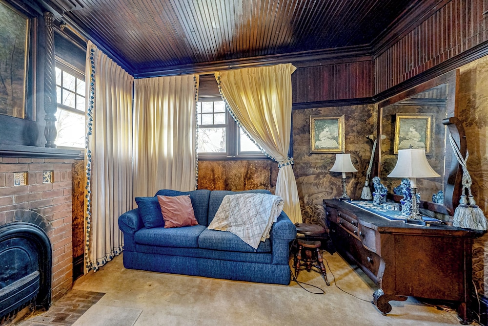 6BR Lakefront Estate w/ Private Piers & Patios