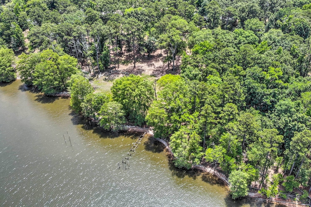 Stunning Avinger Retreat on Lake O' the Pines view 3