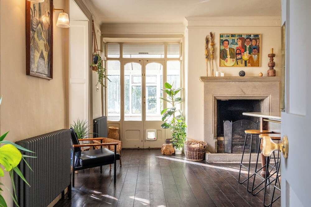 Stunning 8-Bedroom Home in Painswick