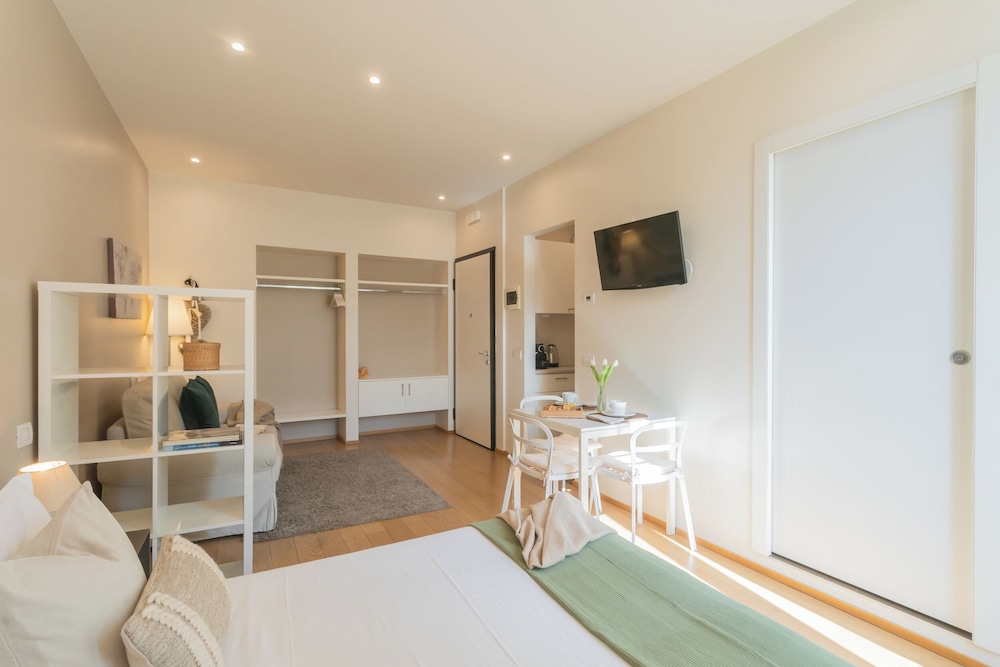 MT Studio by Rent All Como by Rent all Como