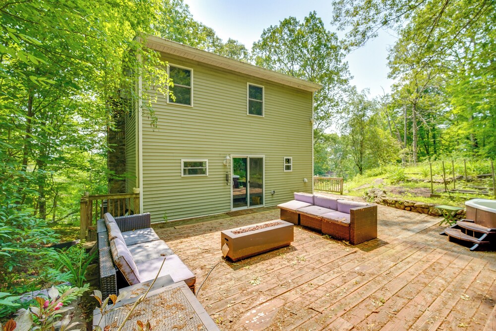 Walk to Putnam Lake: Updated Home w/ Deck