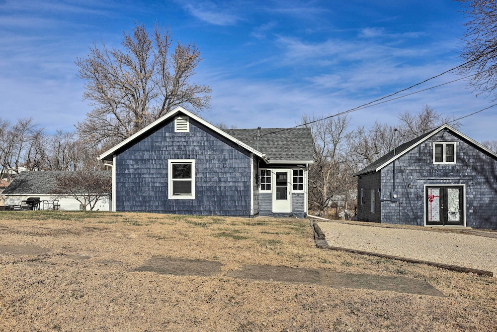 Homey Cottage With Sunroom & Smart TV! view 2
