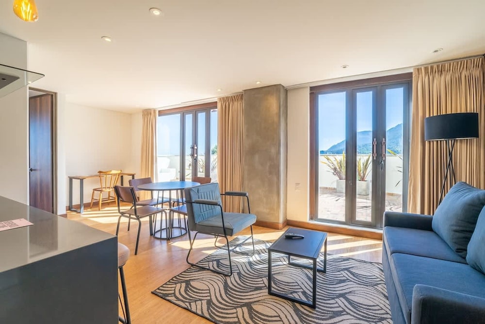 Stylish 2 Masters w Patio View