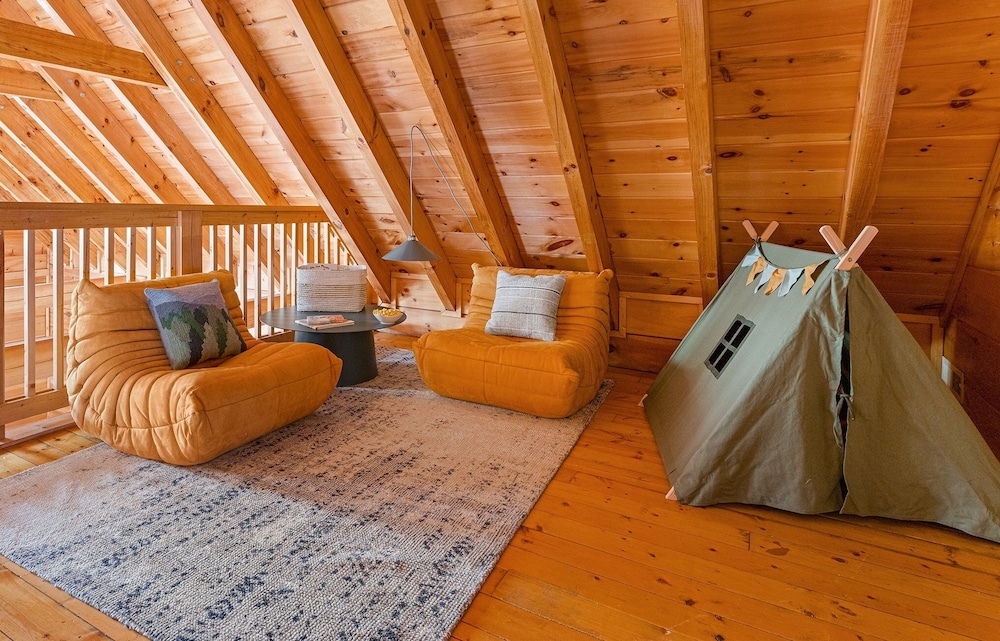 Yesteryear Mountain Charm Modern Vintage Retreat 5 Bedroom Home by Overmoon - Property Image 4