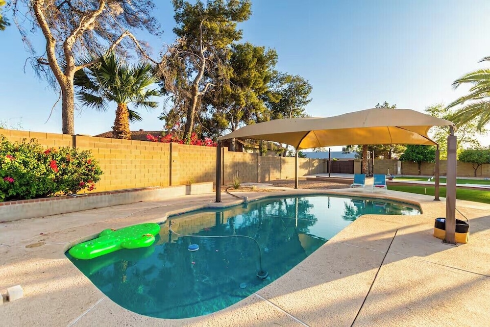 Chandler oasis with pool & hot tub