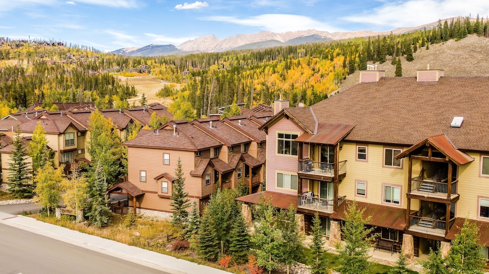 Trailhead Lodge 734 2 Bedroom Condo by RedAwning view 4
