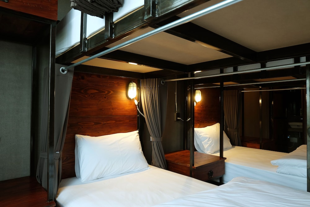 Rider Bedroom Hostel & Cafe