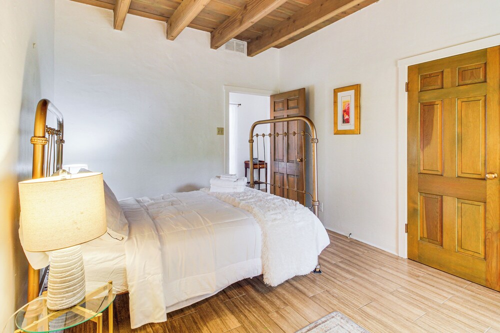 3 Mi to Zoo & Garden: Spacious Albuquerque Home