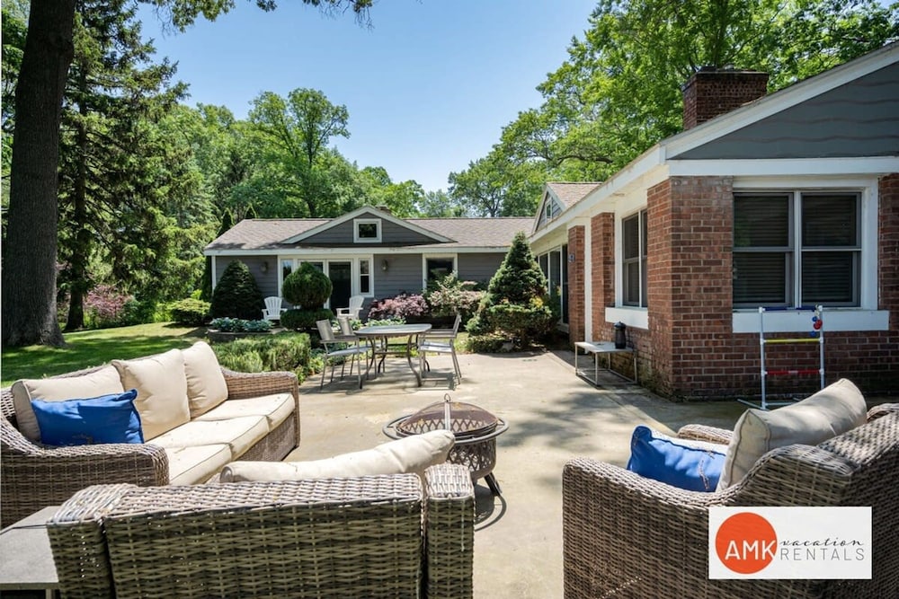 Lakeside Retreat - Waterfront Quiet Neighborhood