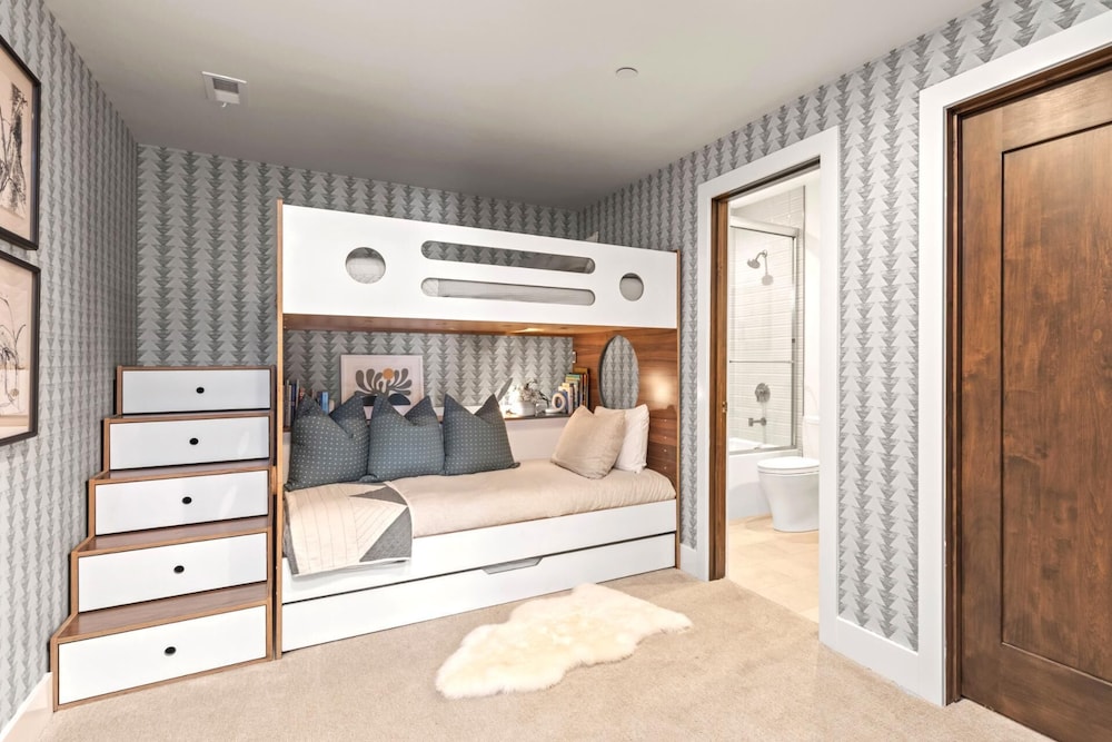 Empire 4 Bedrooms PEA-1009 by KBM view 3