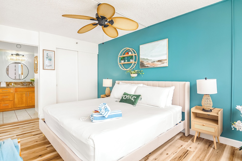 High Floor Ocean View Condo (King Bed and Parking): hotel room photo