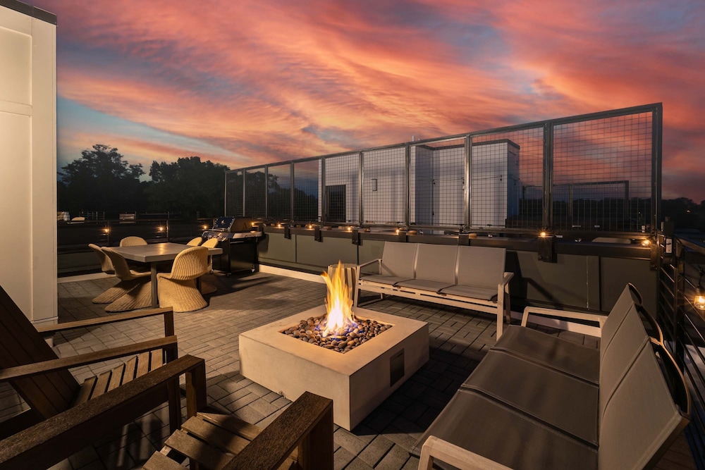 Luxe 4BR With Fire Pit Grill and City Views