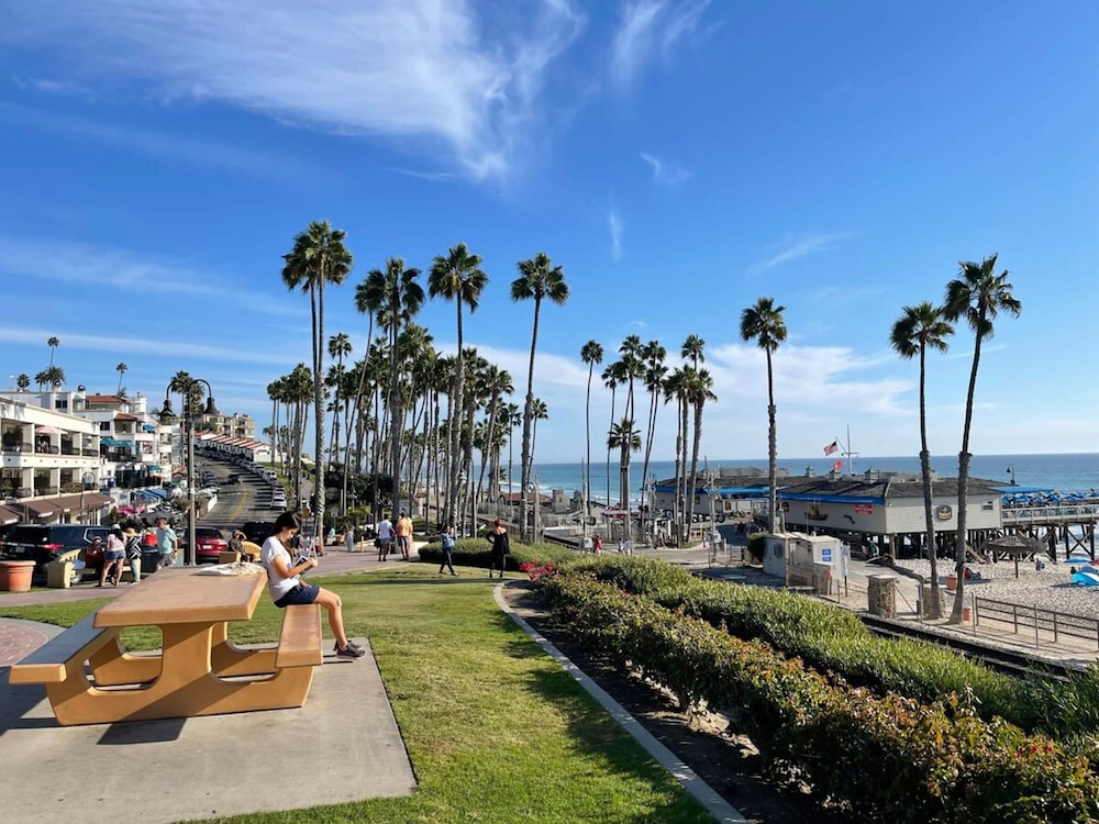 Walk to Beach - King Apt In 1 Area - AC