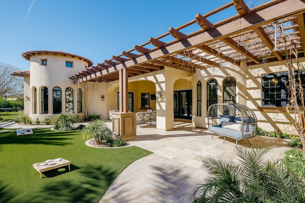 Luxe Poolside Paradise-pool & Spa-vanity Station