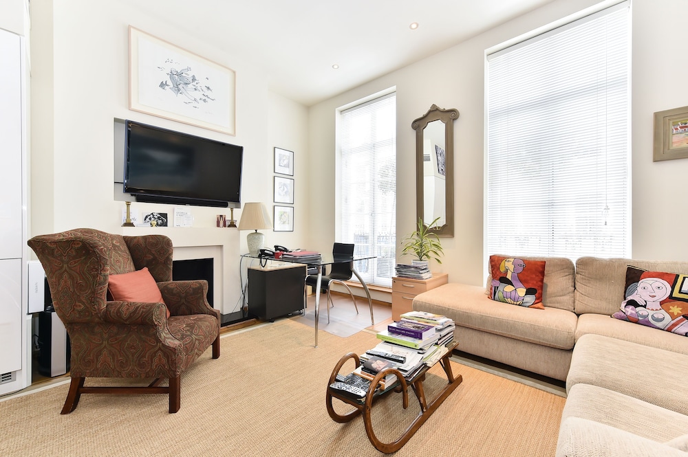 JOIVY Elegant 3 Bed Apt With Rooftop Terrace In Pimlico