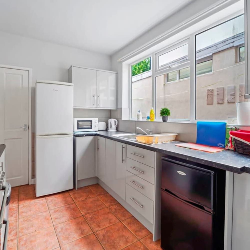 4 Bed Homely Retreat - Wolverhampton view 3