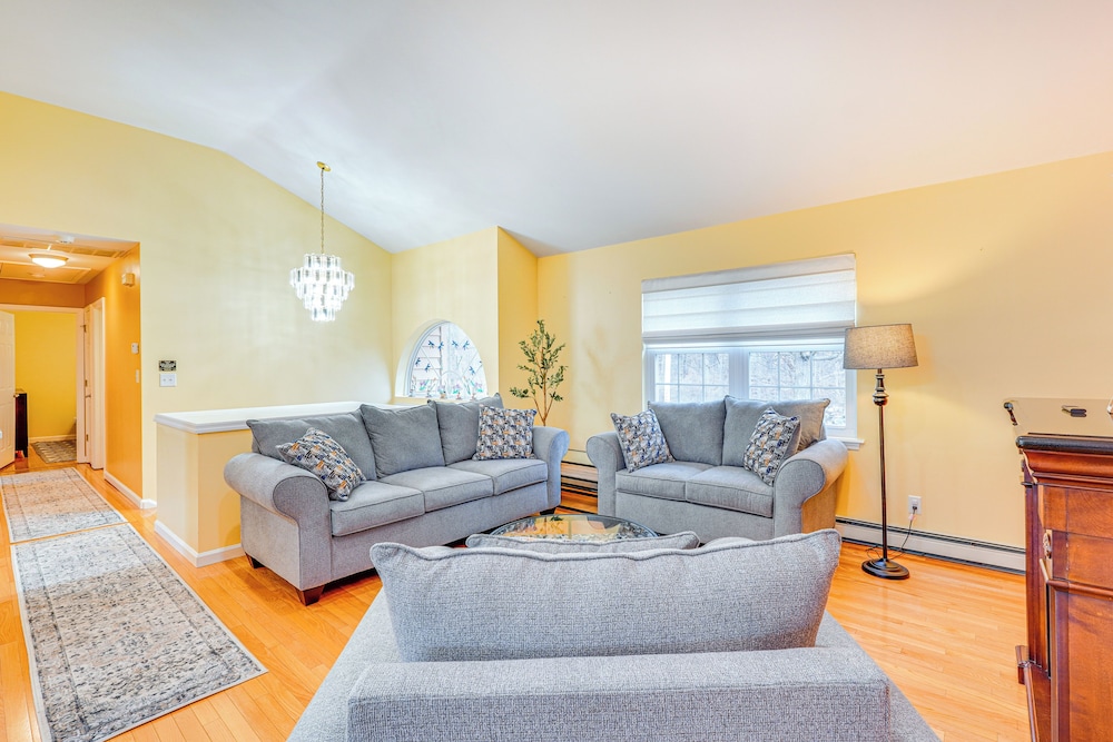 4 Mi to Hudson River: Cozy Newburgh Home!