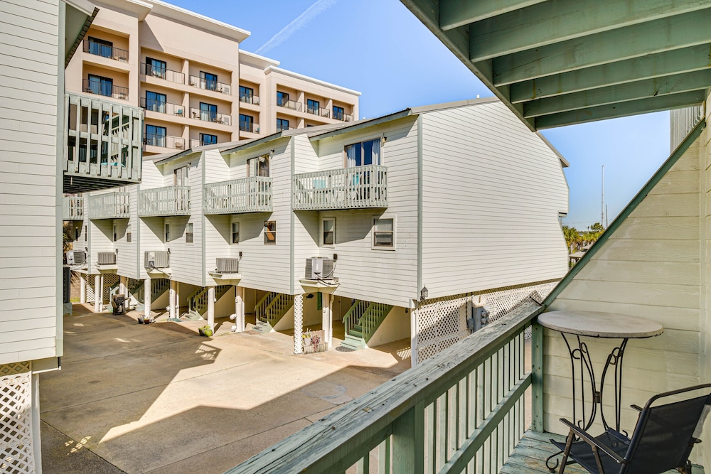 Gulf Shores Condo w/ Pool Access: Walk to Beach!