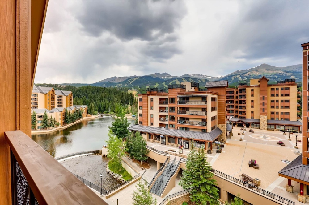 Perfectly Placed 2 Bedroom Vacation Rental in Historic Downtown Breckenridge with Access to Hot Tub and Pool