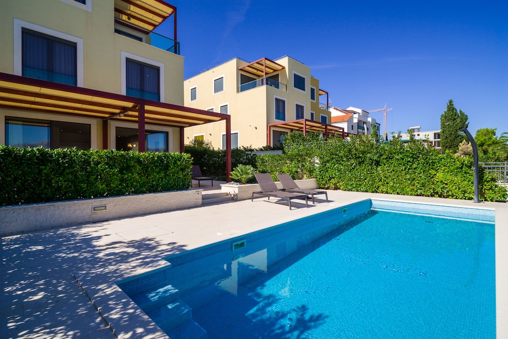 Acadia Beach Villas & Apartments, Slatine