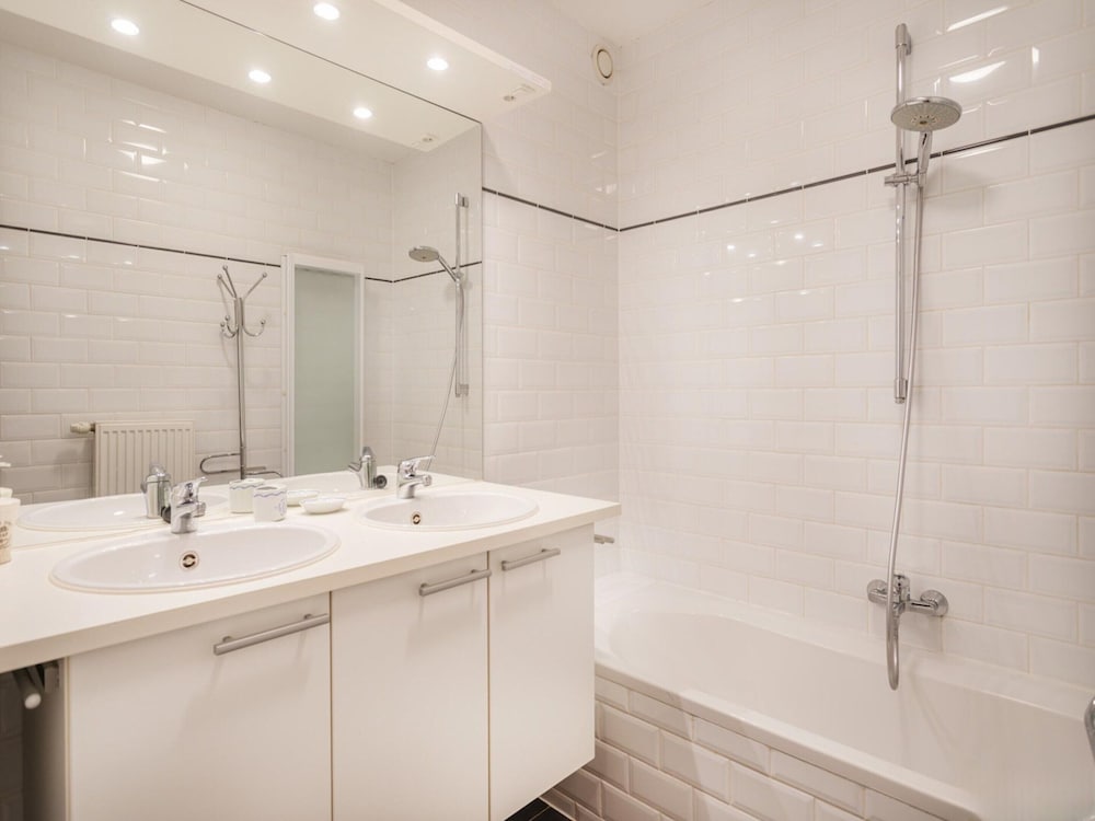 Sunny Flat in Maeterlinck Residence Near Seaside