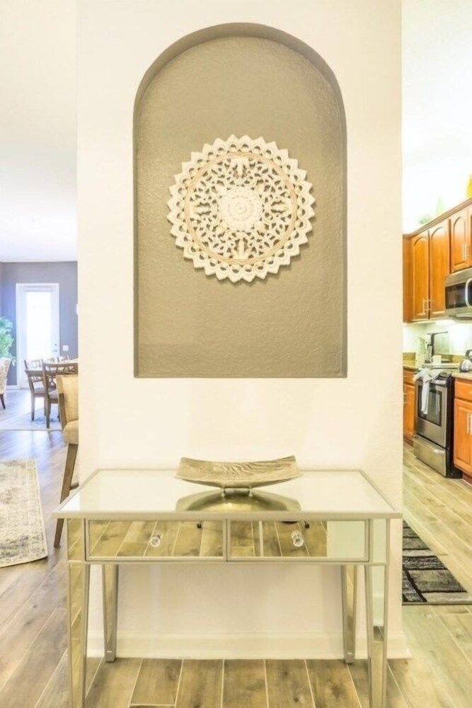 Lakeview Penthouse Elegance 3 Bedroom Condo by RedAwning