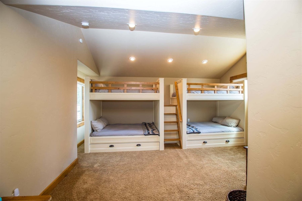 56540 Sunstone Loop 4 Bedroom Home