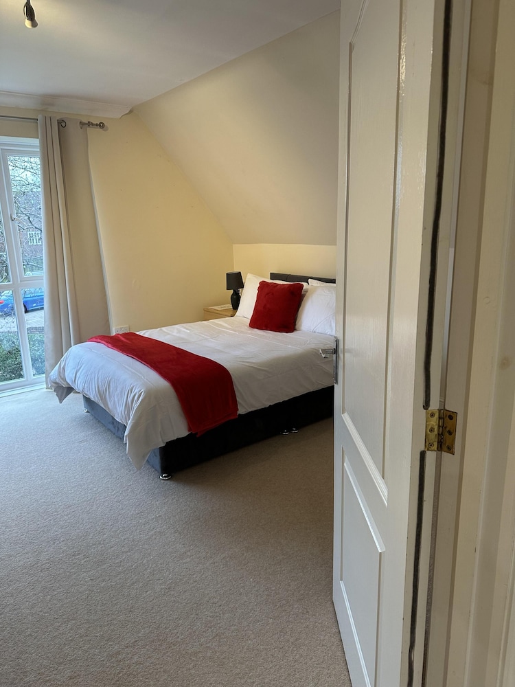 Captivating 5-bed House in Milton Keynes view 3
