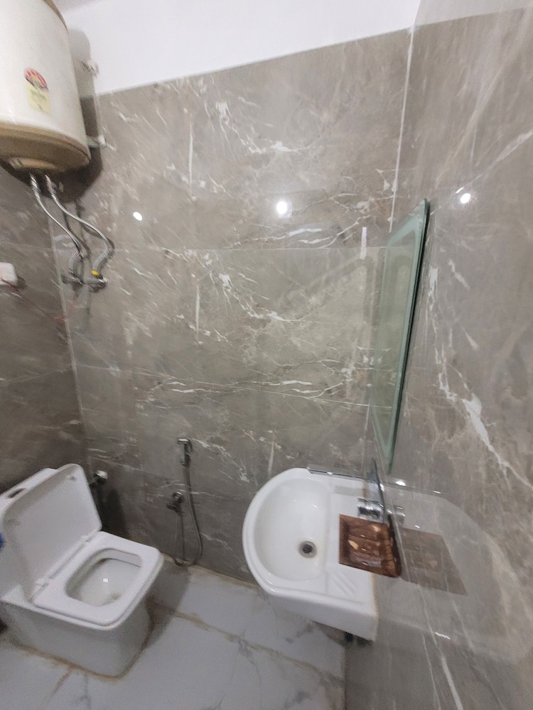Roomshala Hotel Scorpio