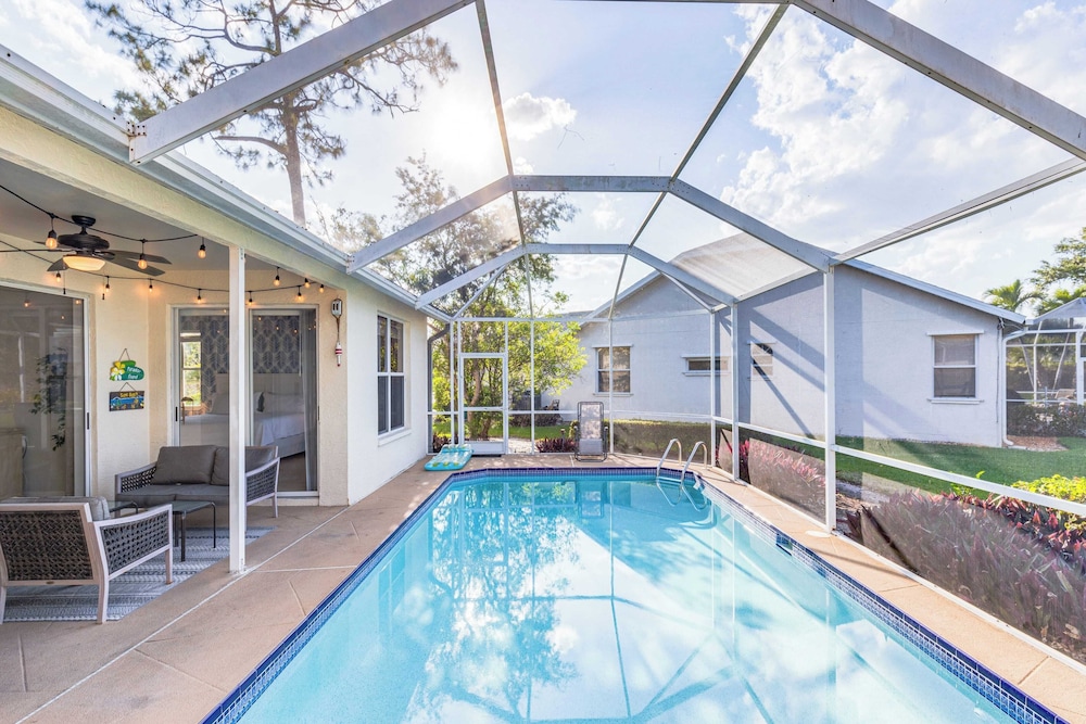 Private Pool, Pond Views, & Bonus Lounge in Gated Naples Community Drive to Dining & Sand