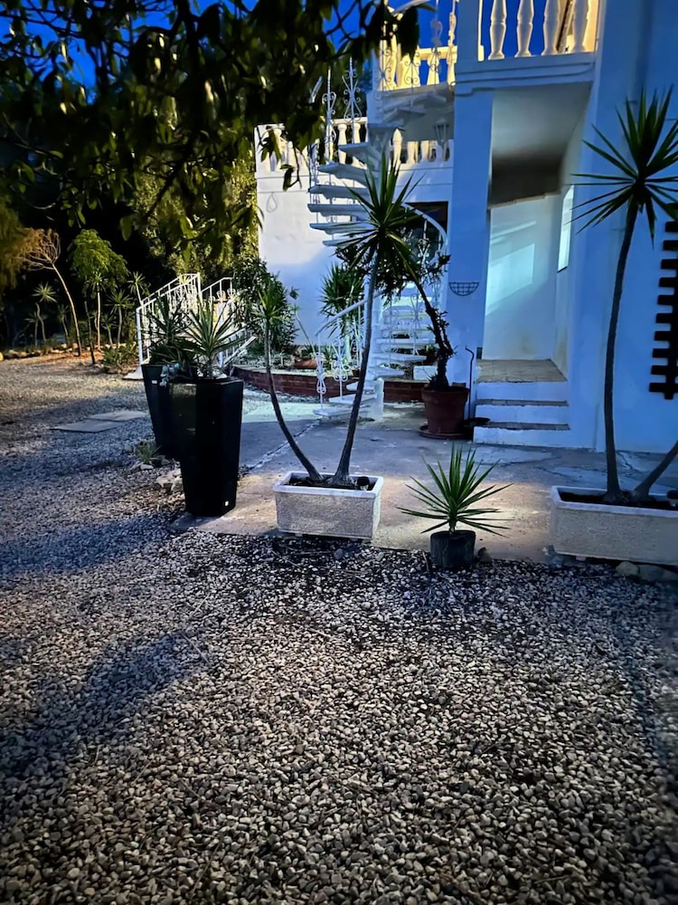 Porches Private Pool Villa 17 Guests