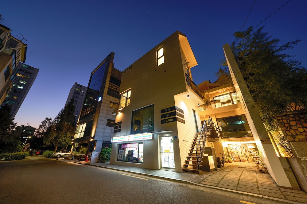 L9 Tailor Serviced Home near Hongik Univ