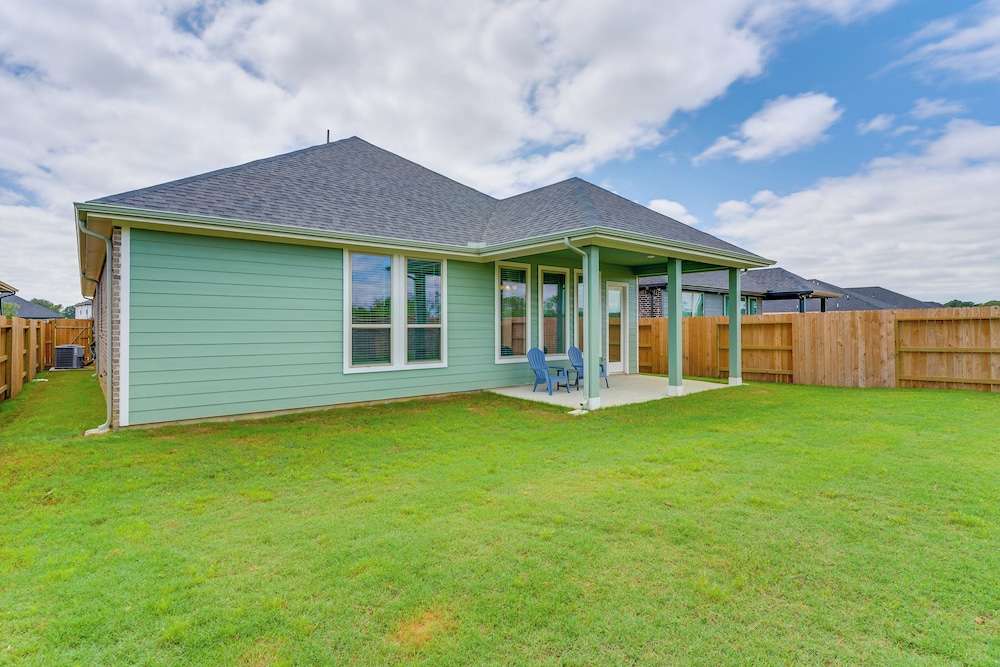 Patio & Pool Access: Family Home in Tomball