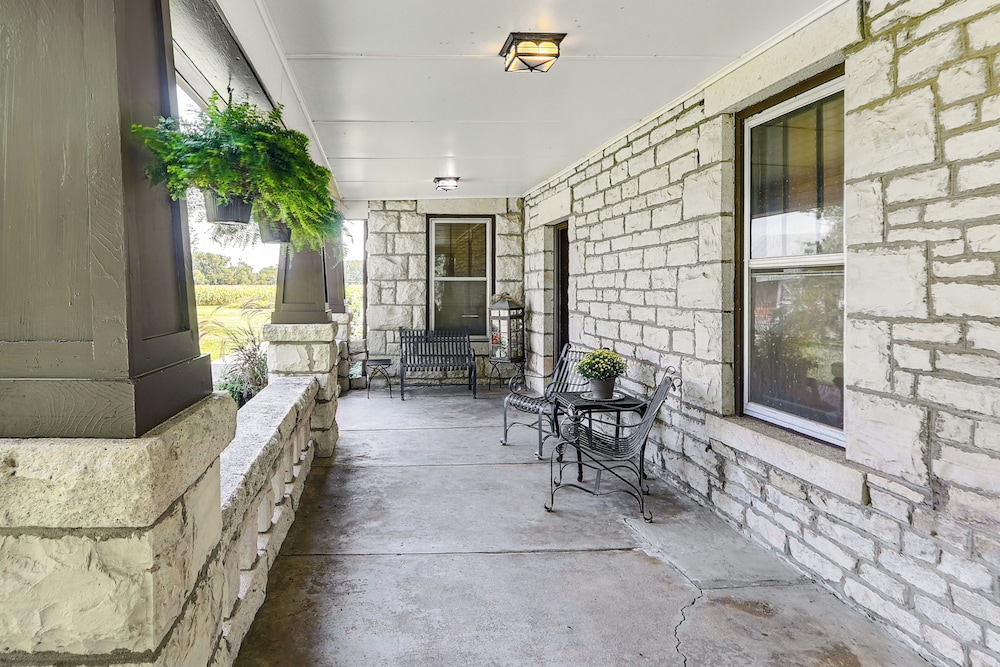 Pet-friendly Home: Grill & Fire Pit in Manhattan view 5