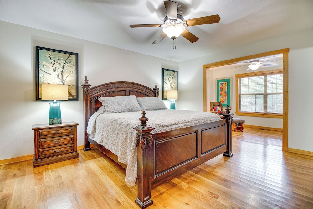 Norfork Lake Access: Cabin w/ Deck & Water View!