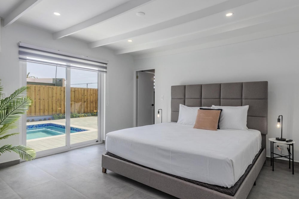 Luxurious Oasis Mins to Beach King Beds Pool