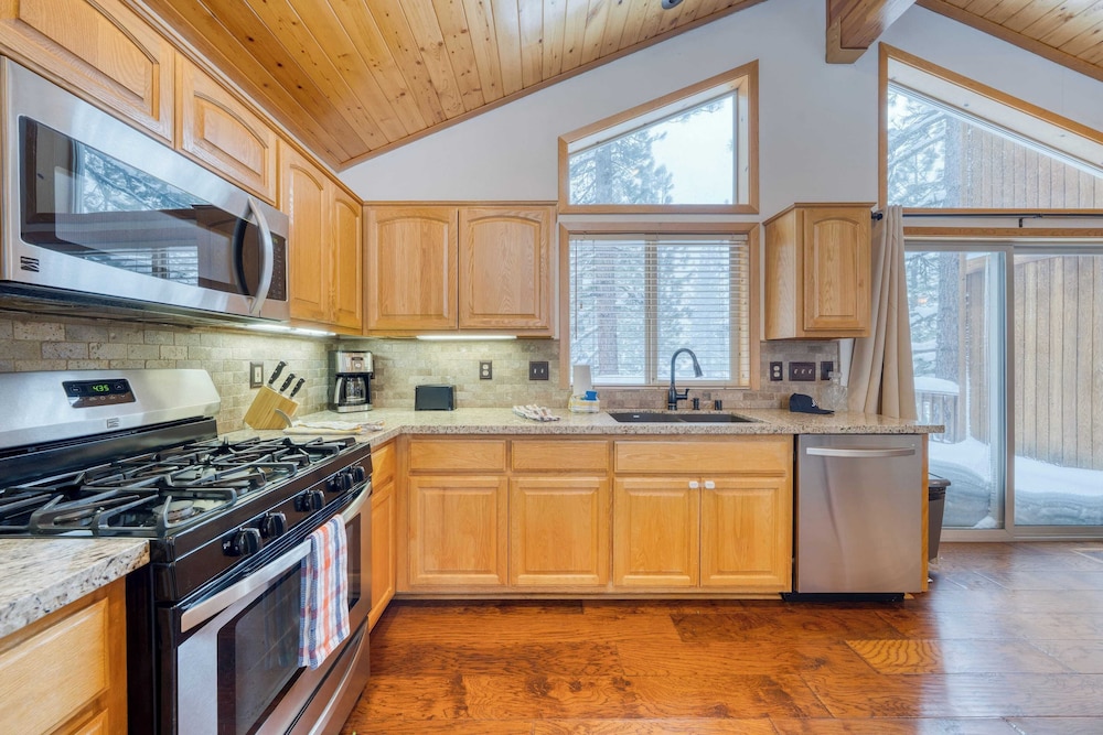 Cabin Retreat w/ Hot Tub & Fireplace - Near Northstar and Downtown Truckee