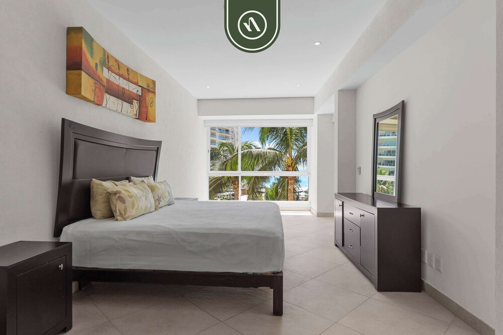 Oceanfront 2 BR Condo - Beach - Restaurant - Gym
