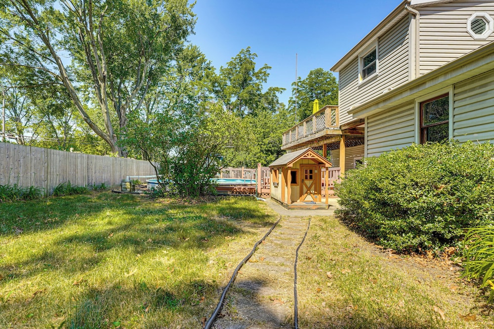 Private Pool & Yard: Pet-friendly Home in Toledo