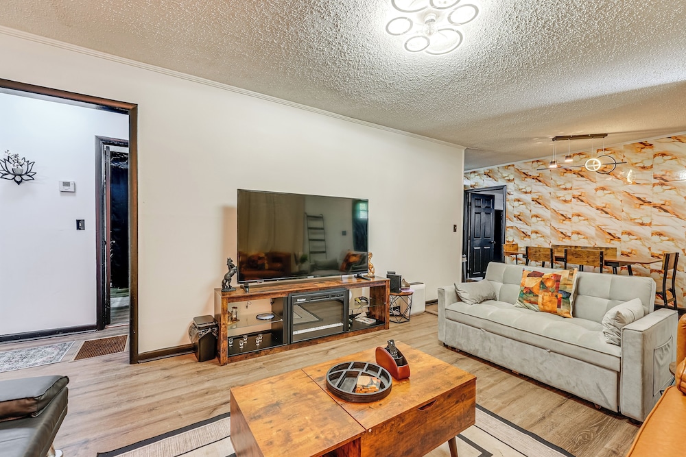 5 Mi to Town: Pet-friendly Retreat in Marietta!