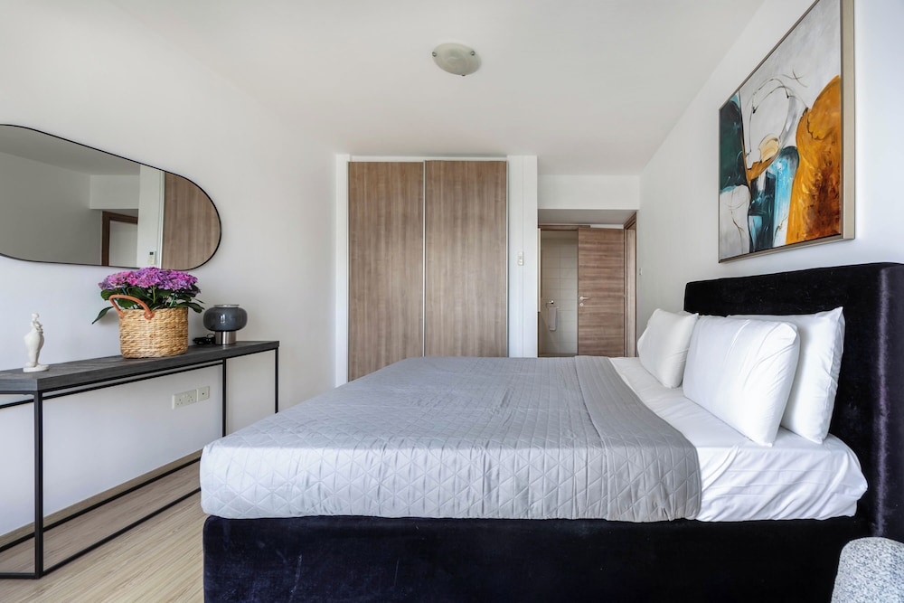 Marathon Beach Apartment With Shared Pool